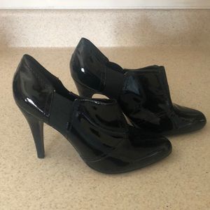 Nine West patent leather bootie heel